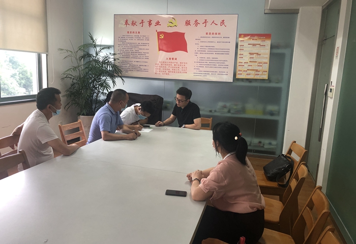 慈溪市总工会干部,兼职仲裁员陈迪(左四)在仲裁前开展调解工作.