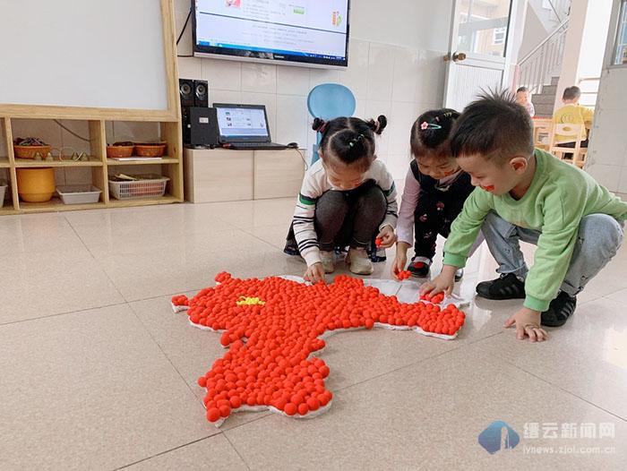 小班幼儿:彩泥描绘中国地图