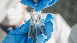 我国新冠病毒疫苗III期临床试验已接种约6万人 未收到严重不良反应报告