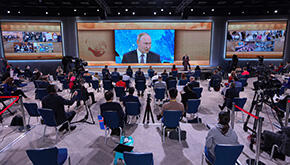 普京在年度记者会上高度评价俄中关系