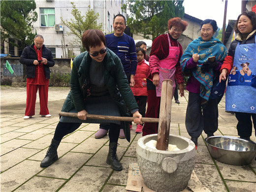 游客在大东坝镇下宅街村体验打麻糍