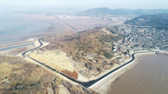 连日来,施工单位全力做好六横镇小湖村村道建设,确保春节前建成通车.