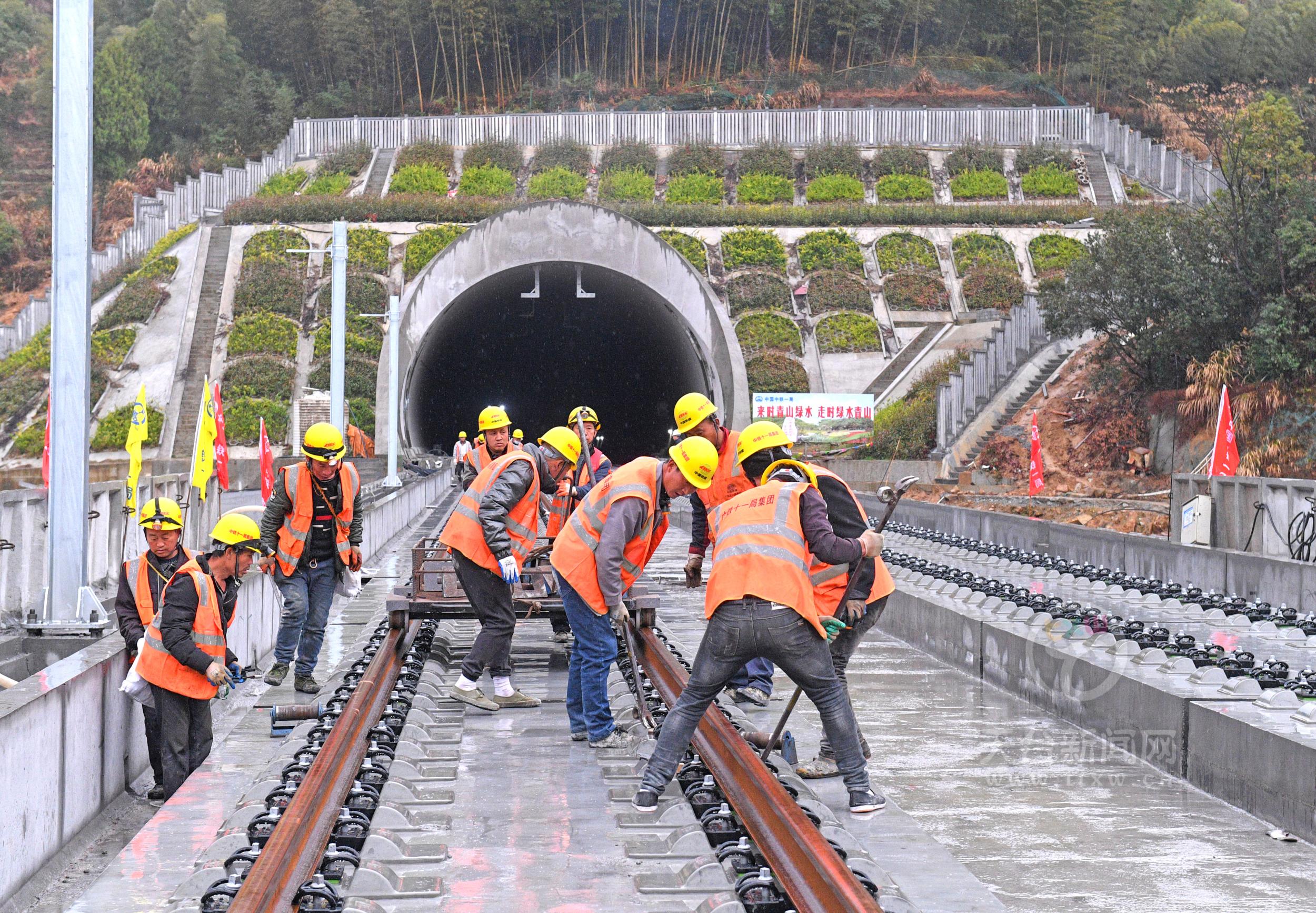 杭绍台铁路天台段开始铺轨