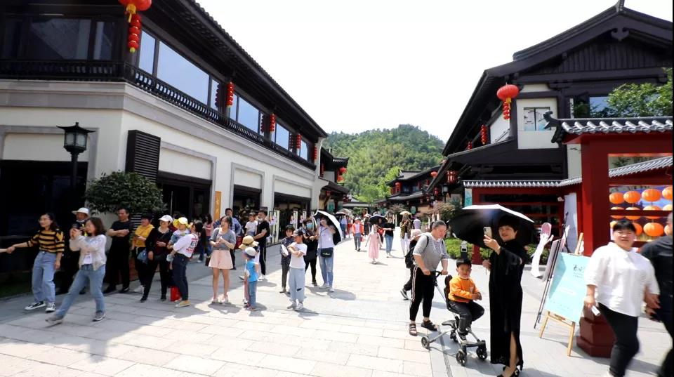 嵊州新闻网5月06日讯(浙江在线记者 费学军"五一"假期,越剧小镇推出