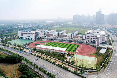 6月9日,实验小学龙山校区雄姿展现.该校区占地面积61.