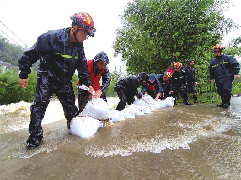 持续作战 防御不松—来自抗击台风"烟花"一线的蹲点报道