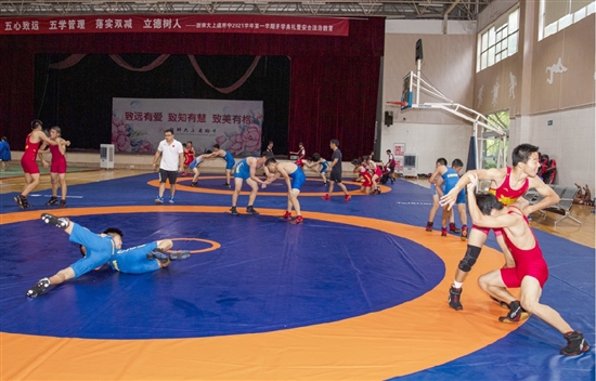 浙师大附属上虞初级中学集训队的骨干学生在室内体育馆进行柔道,摔跤