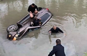 轎車失控沖入河中，他跳入河中砸車救人