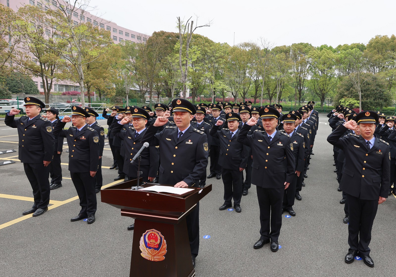 图说路桥区行政执法制服换装仪式举行