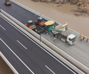 G526皇冠体育在线段改建工程跨海桥梁沥青路面铺设顺利收官
