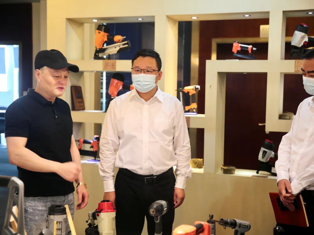 浙江荣鹏气动工具股份有限公司是一家主要从事气动钉枪,气动喷枪等