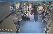 乘車老人突然暈倒，杭州12路公交車司機化身健康守護者