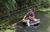 "輪胎大爺"自制橡皮筏"漂"在河上12年,守護身邊碧水清流