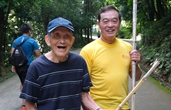 百歲老人十年義務掃山路，75歲老人接過愛心接力棒