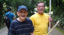 百歲老人十年義務掃山路，75歲老人接過愛心接力棒