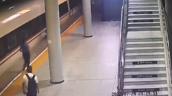 生死5秒！列车马上开动，旅客一条腿卡到车体与站台缝隙处，她第一时间冲了过去……