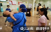 11個月大男嬰突然“不行了”，杭州一男子跳車急救，路過的警車9分鐘接力救援