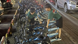 放學途中見20多輛倒地共享單車，浙江這對雙胞胎兄弟的舉動暖心了