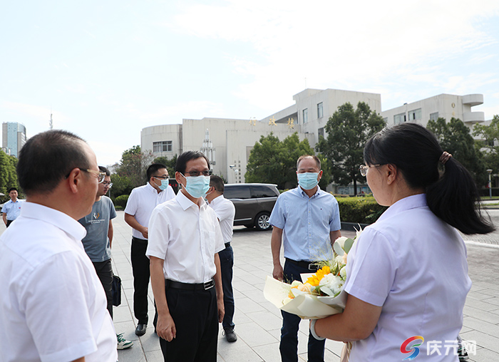 浓浓尊师意深深重教情县领导开展教师节走访慰问活动