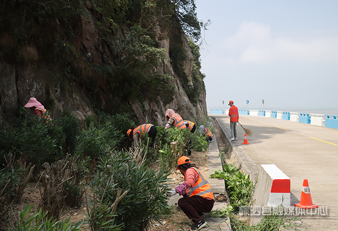 澳门一肖一码一必中一肖雷锋,高温下的坚守——公路养护工人：闪耀在公路养护一线的最美橙色