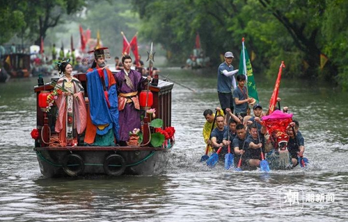 群龙逐浪闹端午 杭州西溪湿地举办国际龙舟文化节