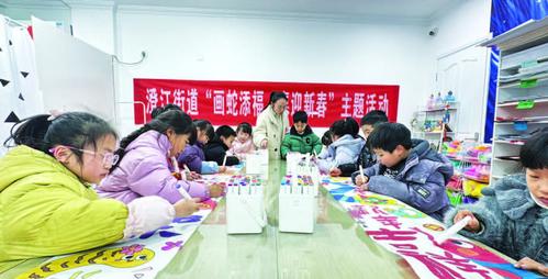 Children Paint Snakes to Welcome the New Year