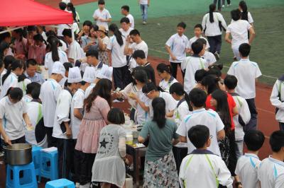 松门镇中学:校园美食节 主打"爱心牌"