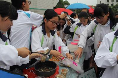 松门镇中学:校园美食节 主打"爱心牌"