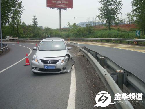 事故发生在出收费站上匝道途中,想在这儿撞车确实是个技术活.