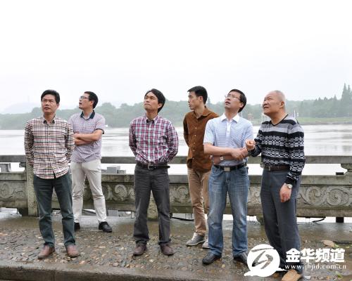 兰溪市副市长吴乐华(右二)和当地专家(右一)查看坍塌现场