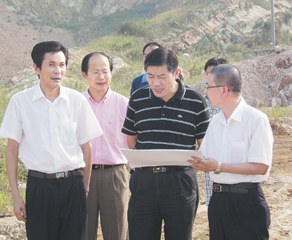 今年夏天,夏士林陪同市环保局负责人察看华源颜料污水处理厂工地.
