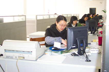 会计核算中心工作人员正认真地审核账套这是我县的大喜事,也是全县