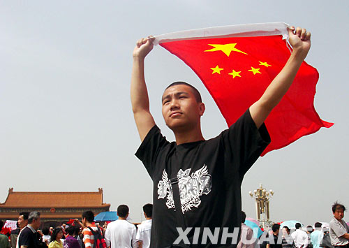 5月21日,一位男青年在天安门广场上高举国旗.新华社记者 王颂 摄
