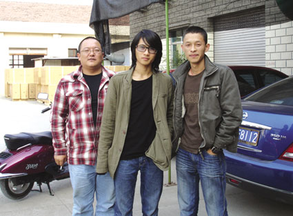 2007年11月13日韩寒(中)考察天地运动器械公司  张展  摄