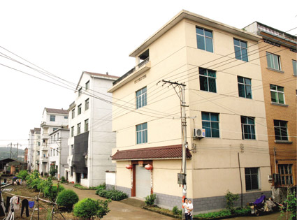 今日城东新村下山十年换新颜在县委,县政府及与有关部门,乡镇的大力