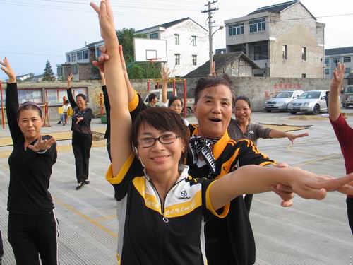 图为钱水娟老师正在东城街道上前村指导当地妇女学跳排舞.