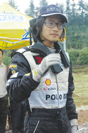 韩寒龙游站拉力夺冠把奖杯献给徐浪