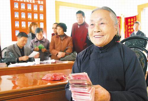 低保户喜领廉租房补贴【图】