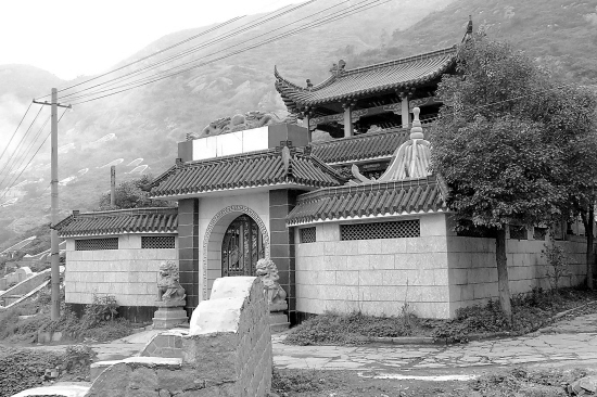 "别墅"坟墓外观. 图片均由 孙燕 摄