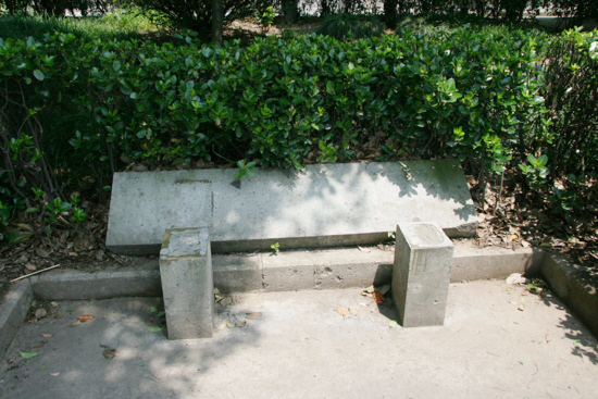 青石凳何故被掀翻在地?