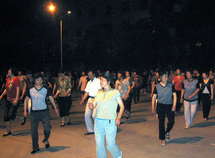 崇仁古镇掀起"排舞"热