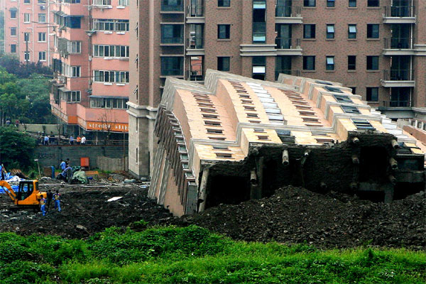上海32层楼倒塌图片
