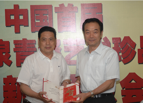 中国建设银行浙江省分行行长余静波给荣获金奖的青瓷艺术家颁奖