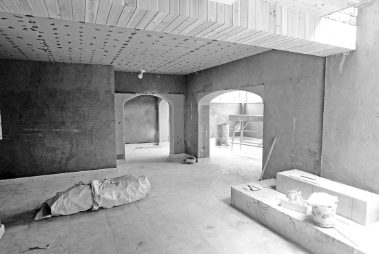 别墅下又挖了一层地下室.地下室还有大窗户.