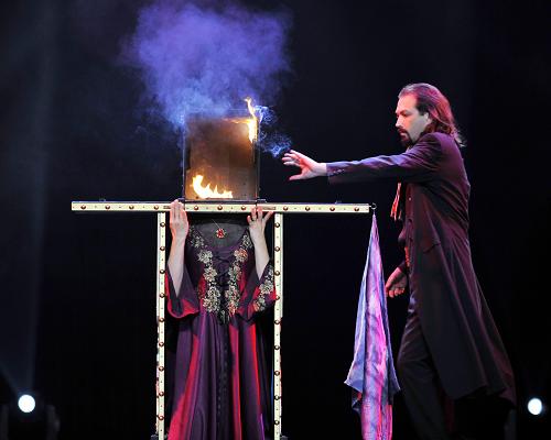 11月5日晚,意大利魔术家阿尔贝托·乔治表演"人体分割"魔术.