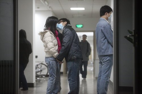 北航校园情侣戴上口罩