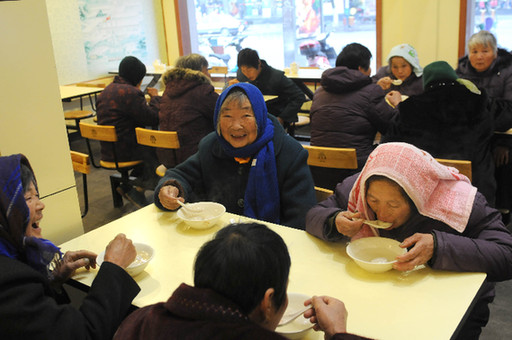 今天上午,建国路上一家中式传统快餐店里,来了一群戴着头巾的农村老太