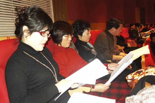 人大代表审议市政府工作报告