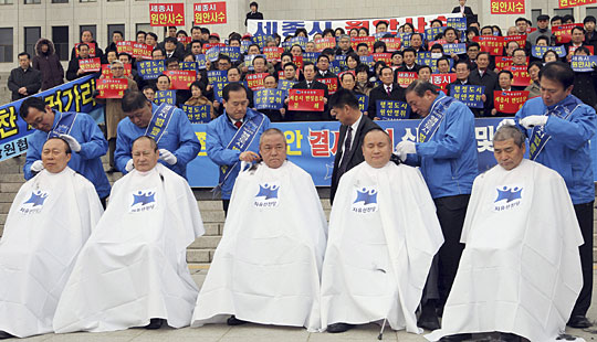 韩国在野党议员剃头抗议政府新政--安吉新闻网