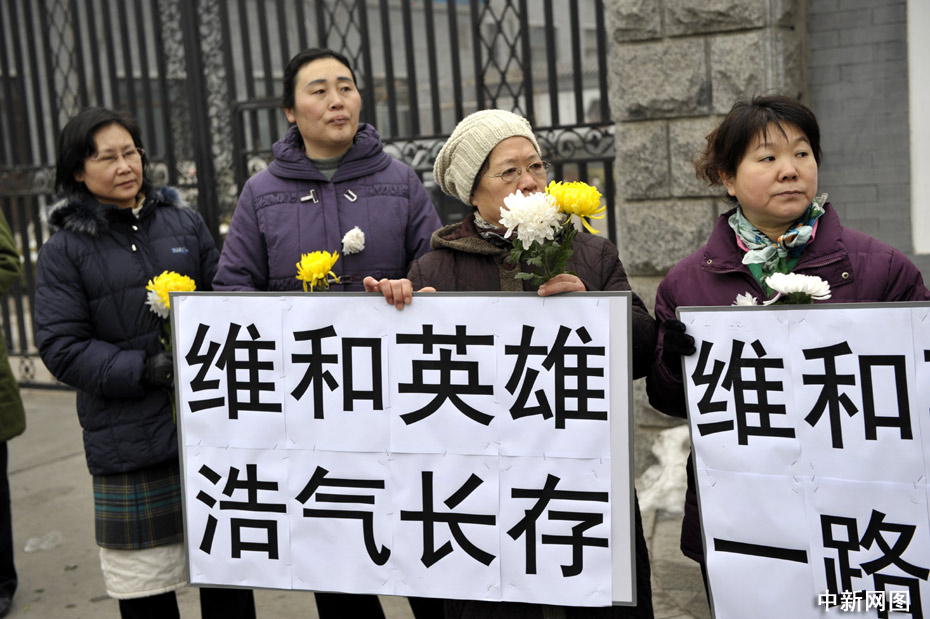 当日,八位海地地震遇难中国维和警察的灵柩搭乘专机将抵达北京